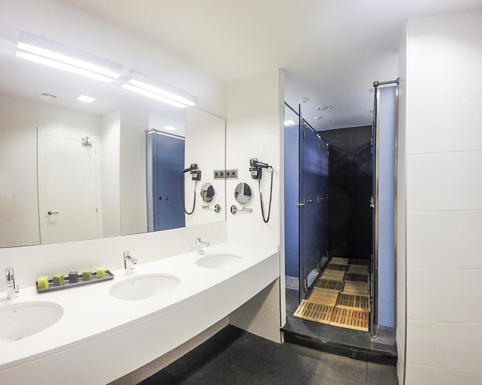 Cama en habitación compartida femenina de 6 camas